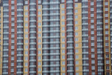 yeni çok katlı evler tuğla ve birden çok pencere