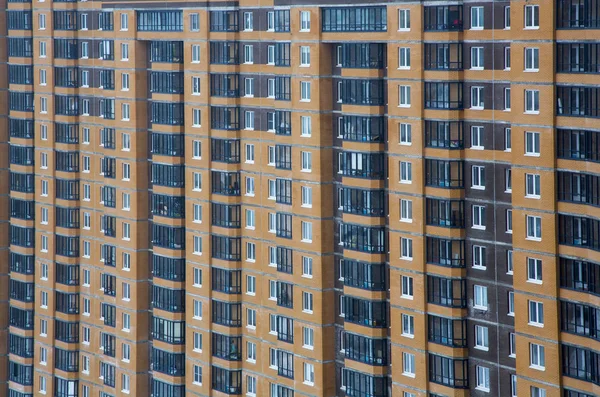 yeni çok katlı evler tuğla ve birden çok pencere