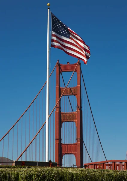Golden Gate-híd ellen a kék ég és a hegyekre — Stock Fotó