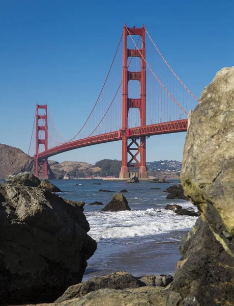 Golden Gate Bridge contro il cielo blu e le montagne — Foto Stock