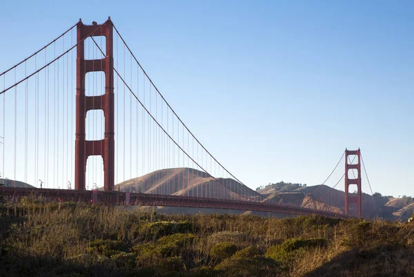 Golden Gate Bridge contro il cielo blu e le montagne — Foto Stock