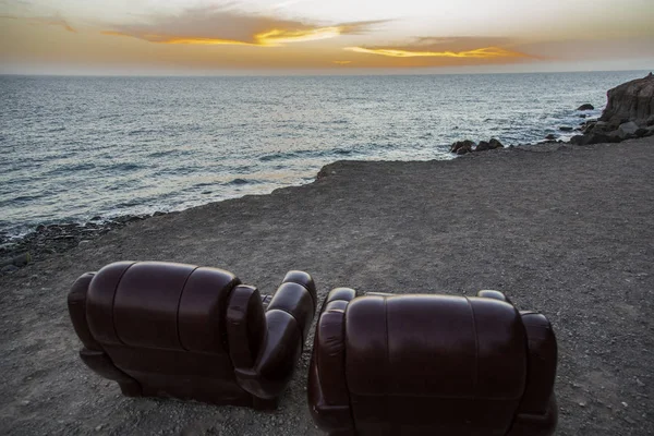 Due sedie in pelle sulla spiaggia e al tramonto — Foto Stock