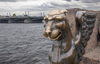St Petersburg Rusya Neva nehrinde bronz griffin