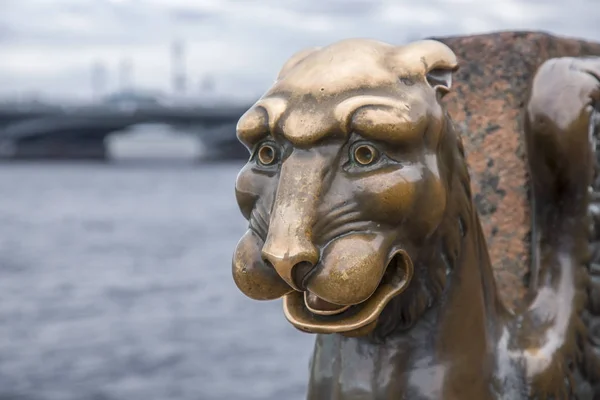 Griffon de bronze à Saint-Pétersbourg sur la rivière Neva en Russie — Photo