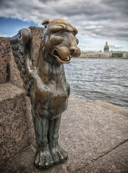 Brons griffin i St. Petersburg vid floden Neva i Ryssland — Stockfoto