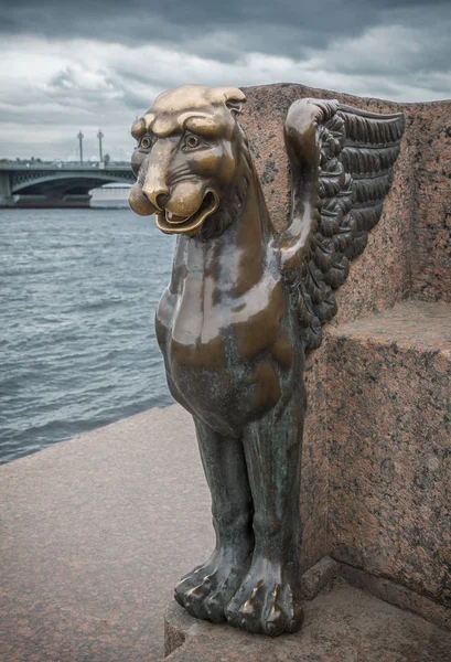 Bronzen griffin in Sint-Petersburg op de rivier de Neva in Rusland — Stockfoto