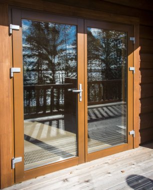 Bir orman büyük rüzgar ile ahşap bir evde geniş bir Teras