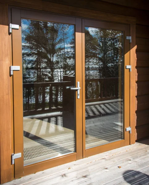 Bir orman büyük rüzgar ile ahşap bir evde geniş bir Teras