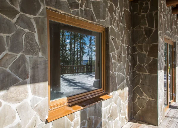 Una spaziosa terrazza di una casa in legno in una foresta con grande vento — Foto Stock