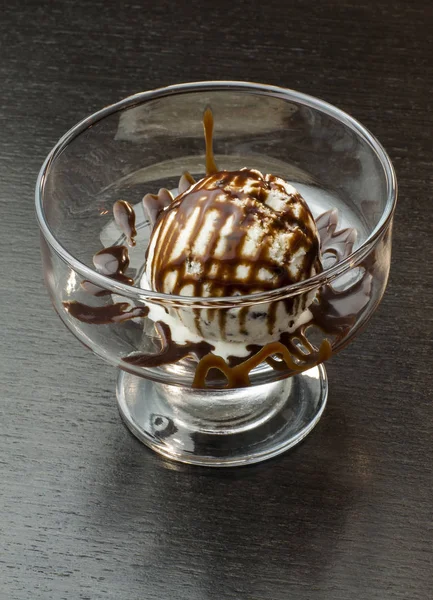 黒いテーブルの上のガラスの花瓶に白いアイス クリーム — ストック写真