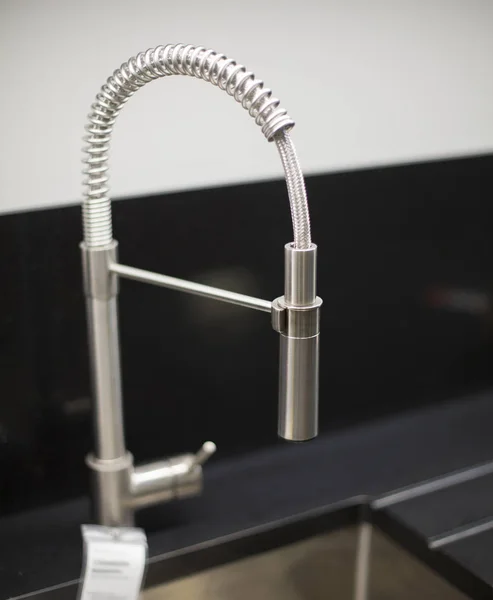 Rubinetto d'acqua in acciaio per cucina e bagno — Foto Stock