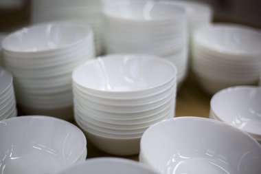 paket raf üzerinde beyaz tabaklar