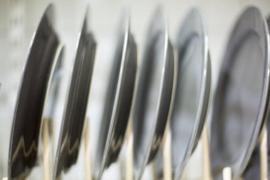 paket raf üzerinde beyaz tabaklar