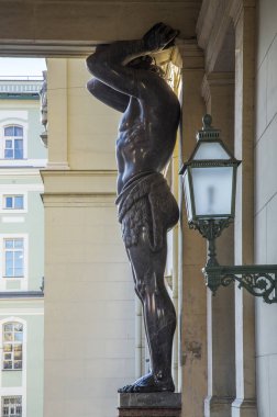 R St Petersburg'da hermitage granit atlantes metrelik