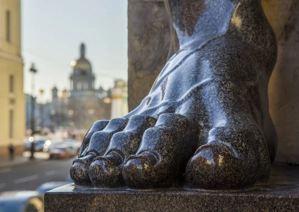 Piedi di atlante di granito nell'eremo di San Pietroburgo in R — Foto Stock