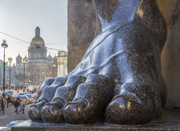 Fötter av granit atlantes i Eremitaget i St. Petersburg i R — Stockfoto