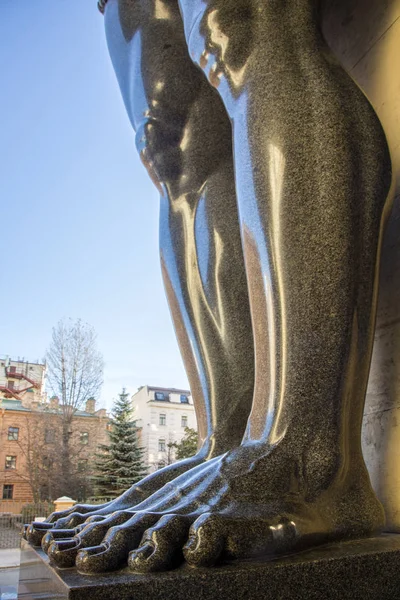 Pies de granito atlantes en la ermita de San Petersburgo en R —  Fotos de Stock