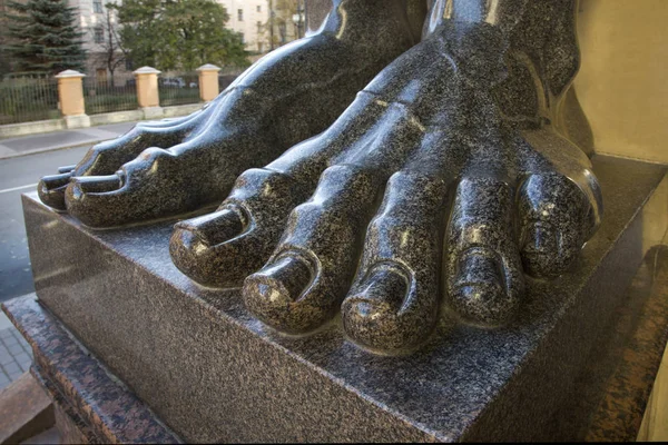 Pieds de granit atlantes dans l'ermitage de Saint-Pétersbourg en R — Photo