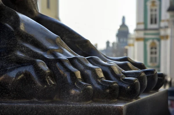 Pieds de granit atlantes dans l'ermitage de Saint-Pétersbourg en R — Photo