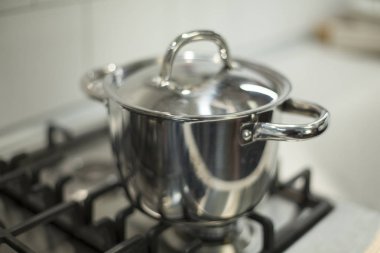 parlak paslanmaz çelik paslanmaz çelik tencerede yumuşak odaklama o