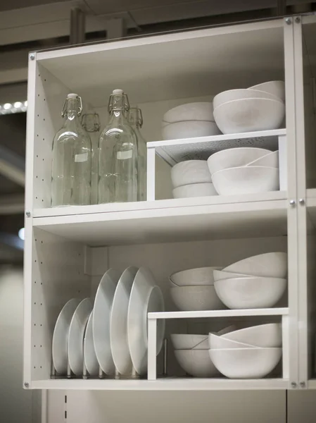 白色厨房的瓷盘和盘子放在白色的架子上 — 图库照片