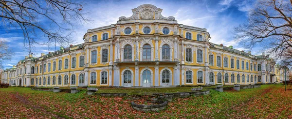 Histórica propiedad Znamenka Palacio en San Petersburgo Rusia — Foto de Stock