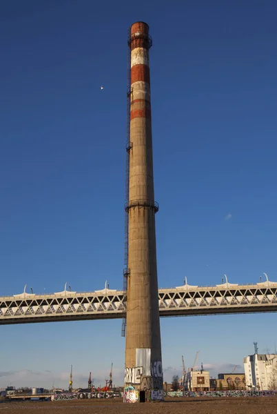 Een Hoge Betonnen Fabrieksschoorsteen Een Snelweg Tegen Blauwe Lucht — Stockfoto