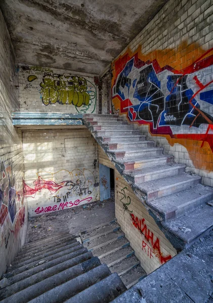 Intérieurs Une Grande Pièce Détruite Bâtiment Avec Fenêtres Portes Cassées — Photo