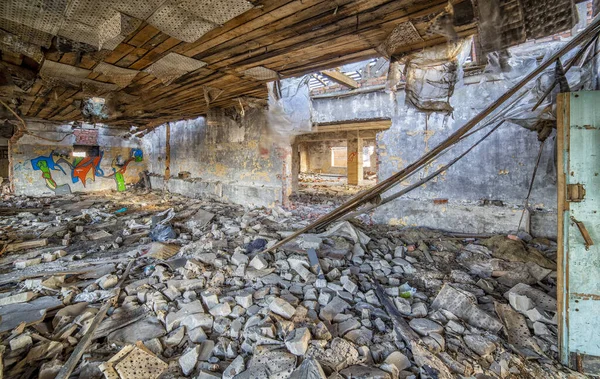 Kırık Pencereleri Kapıları Olan Büyük Yıkık Bir Odanın Içi — Stok fotoğraf