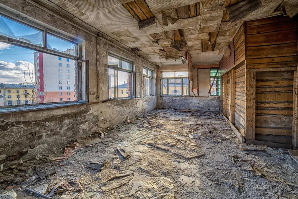 Kırık Pencereleri Kapıları Olan Büyük Yıkık Bir Odanın Içi — Stok fotoğraf