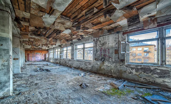 Kırık Pencereleri Kapıları Olan Büyük Yıkık Bir Odanın Içi — Stok fotoğraf