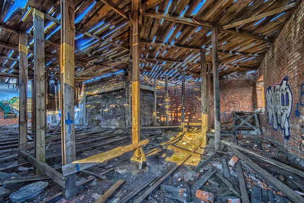 Wnętrza Dużego Zniszczonego Pokoju Budynek Wybitymi Oknami Drzwiami — Zdjęcie stockowe