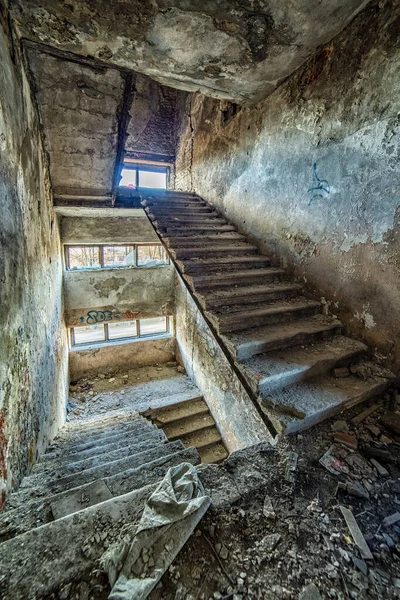 Kırık Pencereleri Kapıları Olan Büyük Yıkık Bir Odanın Içi — Stok fotoğraf