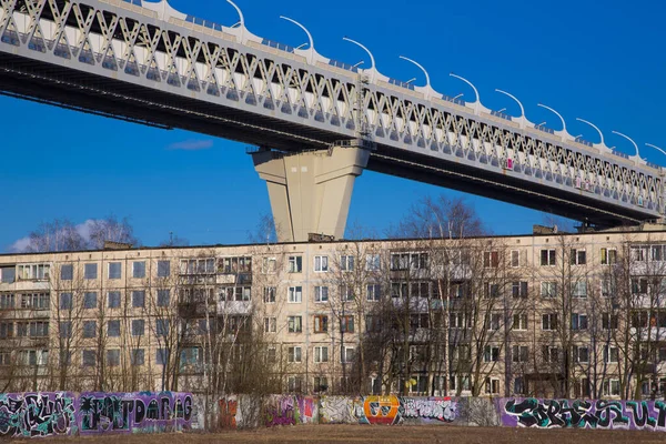 Betonnen Snelweg Een Appartementencomplex Tegen Blauwe Lucht — Stockfoto