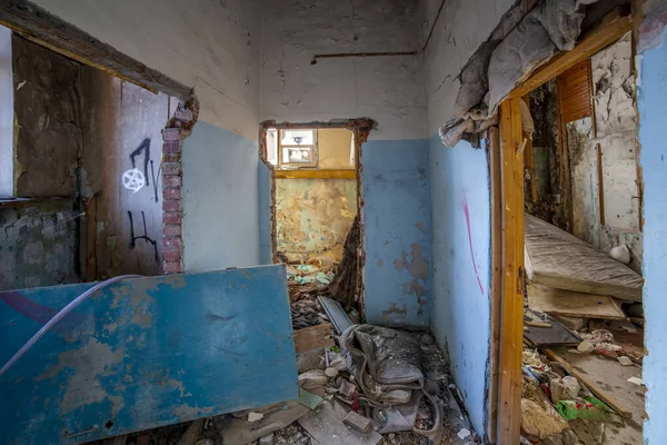 Interiores Una Gran Sala Destruida Edificio Con Ventanas Puertas Rotas Imágenes de stock libres de derechos