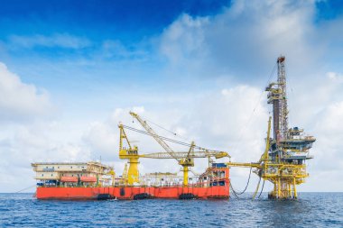 Dünya enerji ve pretochemical, petrol ve doğal gaz platformu işleme kökeni gaz ve pislik petrol yoğuşma üretilen ve kara rafineri için gönderilen