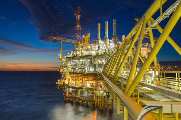 Oorsprong van de wereld energie en pretochemical, olie en gas verwerking platform geproduceerd gas en crud olie condensaat en verzonden naar onshore raffinaderij — Stockfoto