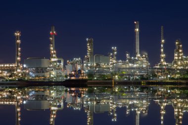 Kara petrol ve gaz ürün, petrol ve gaz rafineri Tayland akışı, Petrokimya tesisleri n gece çekimi. 