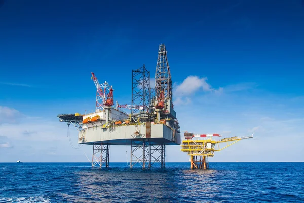 Petrol ve gaz sondaj uzak geçen platformu tamamlama petrol ve doğal gaz üretmek için üzerinde de karbür veya elmas kafa bit ve sürücü çamur basıncı tarafından yapılan sondaj bit kullanarak çalışma