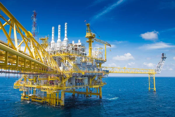 Offshore petrol ve gaz üretim ve araştırma iş, gaz işleme platformu üretilen ham petrol ve gaz önce kara rafineri için gönderilen.