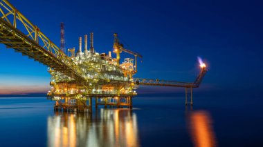Offshore petrol ve gaz merkezi işleme platformu güneş batımında ham gaz, ham gaz, ham ve hidrokarbon üretiyor ve daha sonra kıyıdaki rafine petrokimya endüstrisine gönderiliyor. Güç ve enerji sektörü.