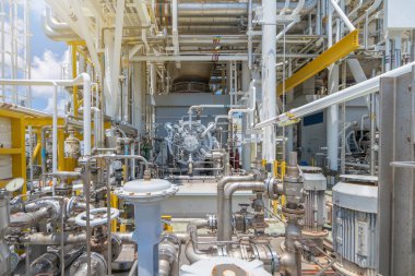 Petrol ve gaz merkezi işleme platformunda boru ve boru aksesuarlarıyla gaz türbini motoru ve gaz kompresörü.