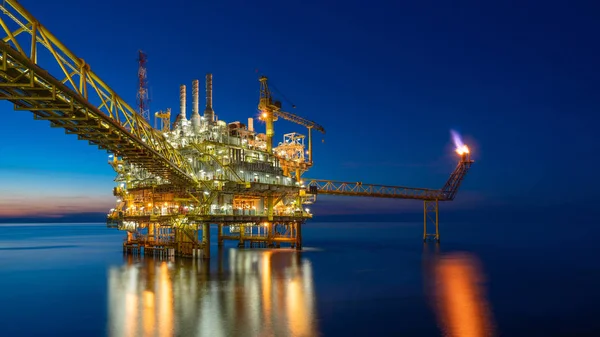 Offshore petrol ve gaz merkezi işleme platformu güneş batımında ham gaz, ham gaz, ham ve hidrokarbon üretiyor ve daha sonra kıyıdaki rafine petrokimya endüstrisine gönderiliyor. Güç ve enerji sektörü.