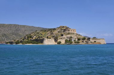 Spinalonga adası Girit 'in kuzeydoğusundaki Elounda Körfezi' nde yer almaktadır.