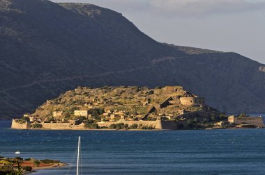 Spinalonga adası Girit 'in kuzeydoğusundaki Elounda Körfezi' nde yer almaktadır.