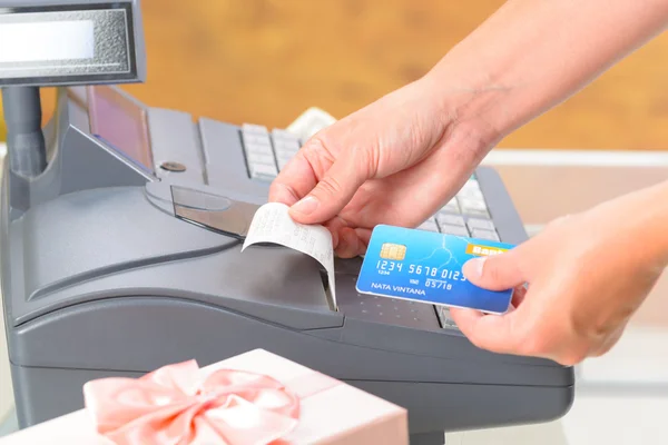 Vendedor en tienda de regalos usando caja registradora — Foto de Stock