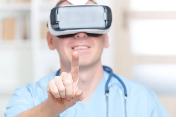 Lekarz za pomocą zestaw wirtualnej rzeczywistości — Zdjęcie stockowe