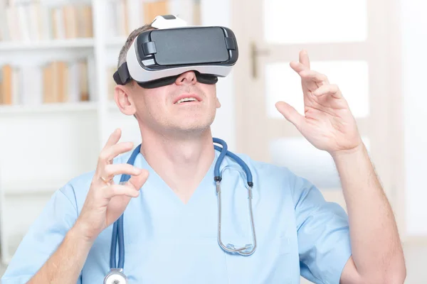 Médico usando fones de ouvido de realidade virtual — Fotografia de Stock