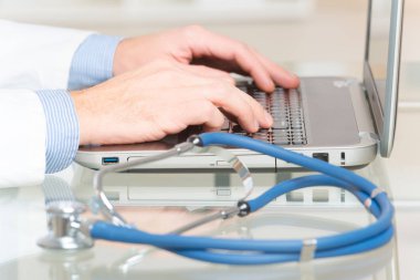 orvos gépelés-ra laptop