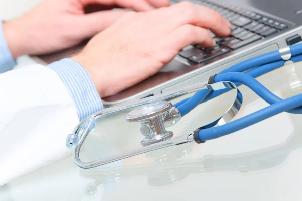 Medical doctor typing on laptop — Stock Photo, Image